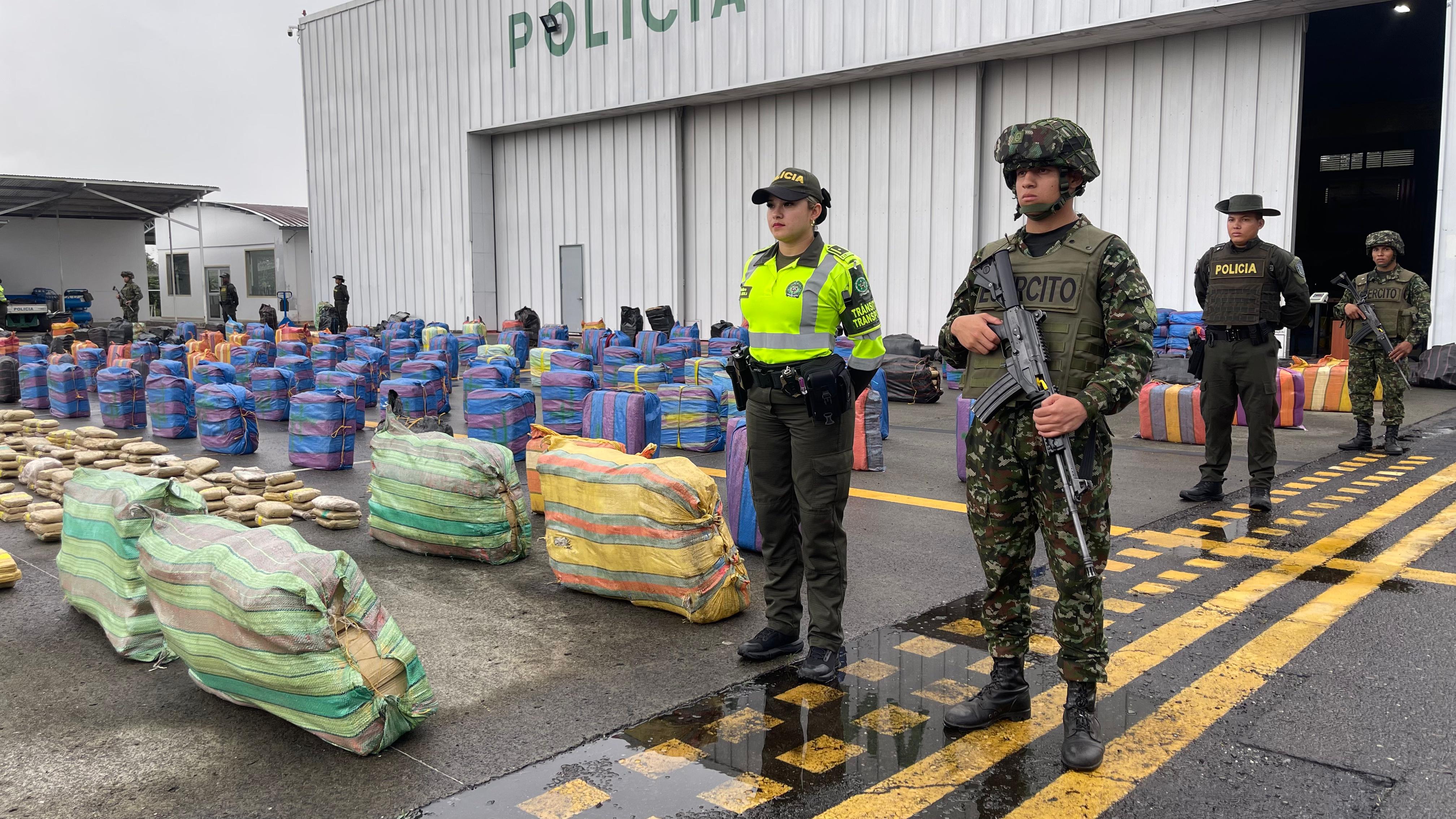 Tractocamión repleto de drogas se volcó tras evadir puesto de control en Tuluá