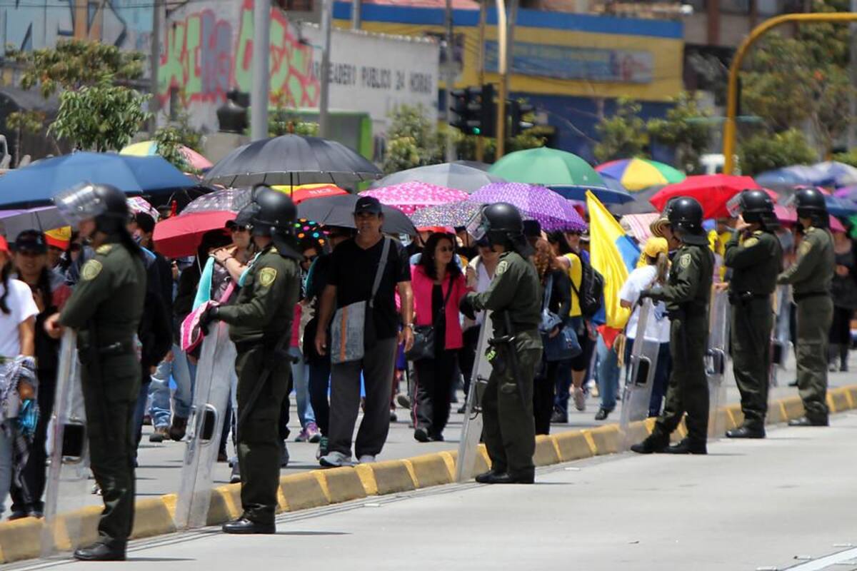 50.000 educadores de todas las regiones del país se dirigen al Ministerio de Educación, ubicado en la capital colombiana, apara manifestar su preocupación frente al acuerdo al que llegó el Gobierno con Fecode.