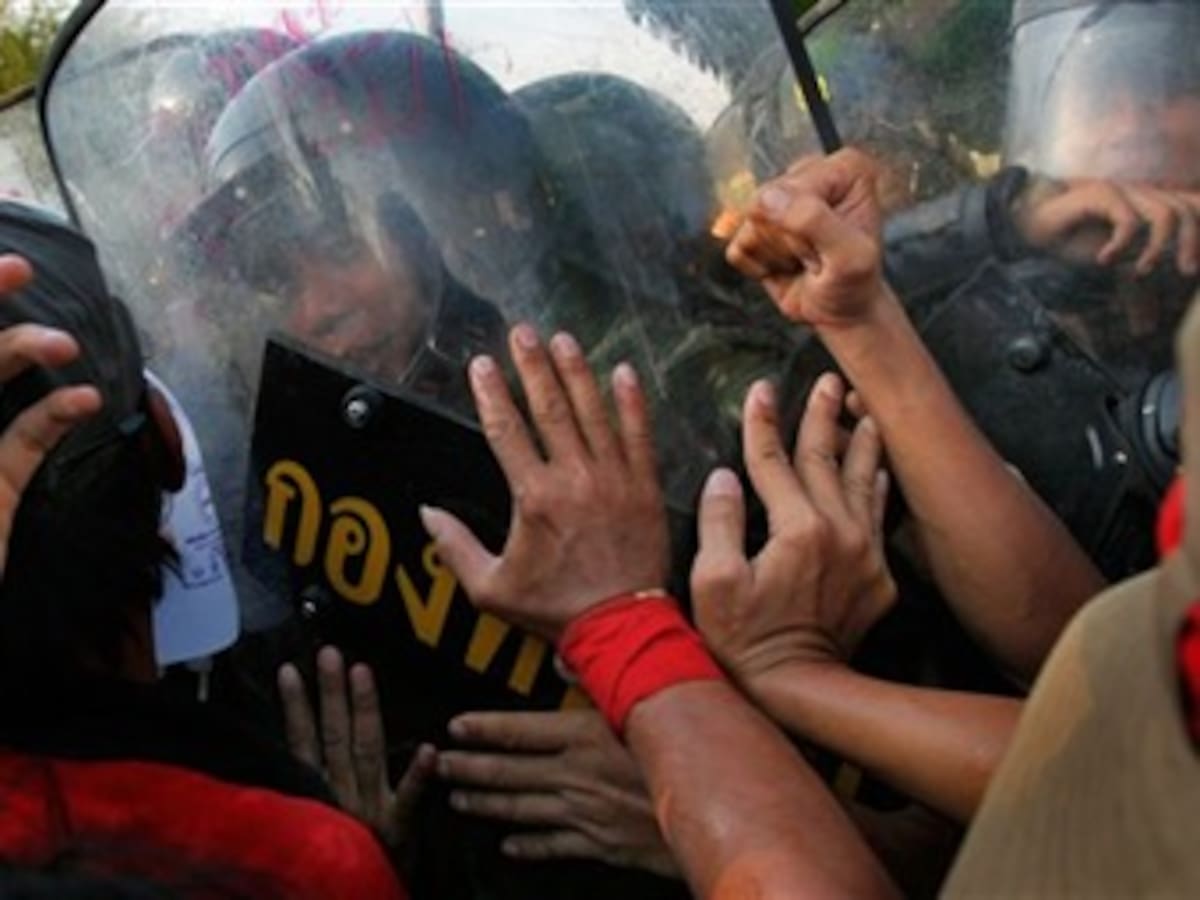Tailandia elige a ex fiscal para investigar la violencia en las protestas