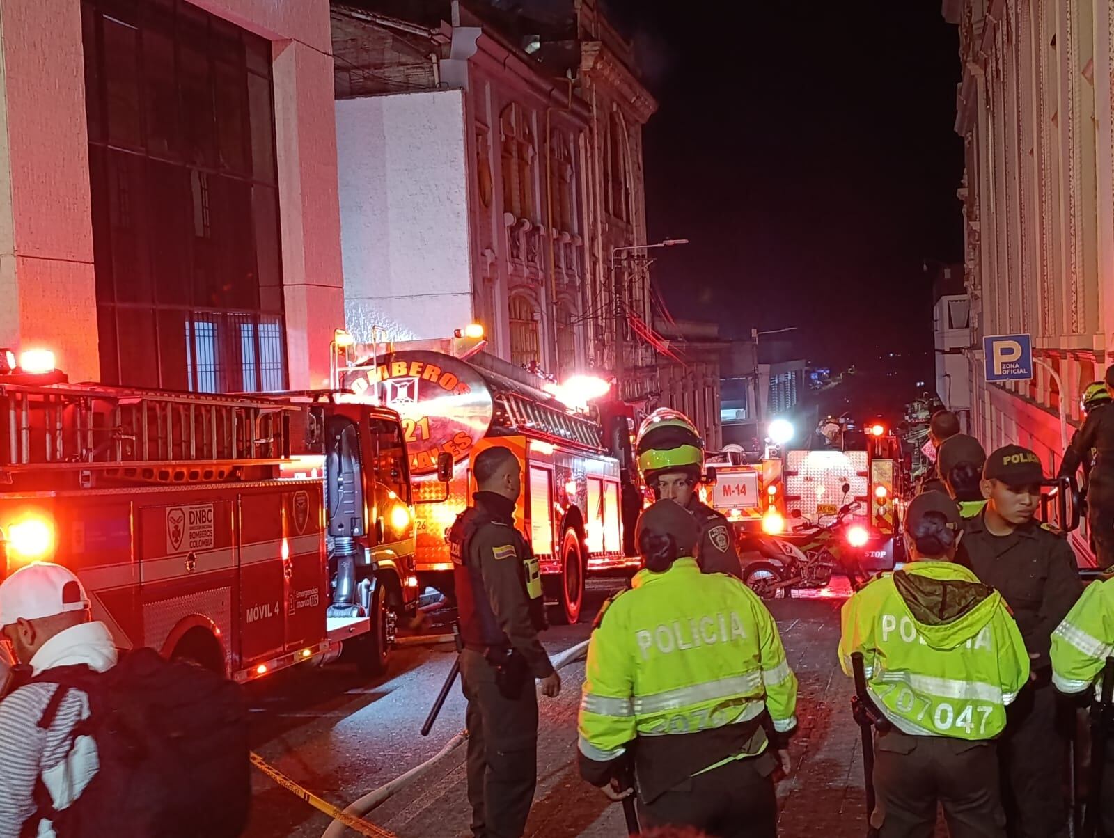Más de 20 unidades bomberiles atendieron la emergencia.