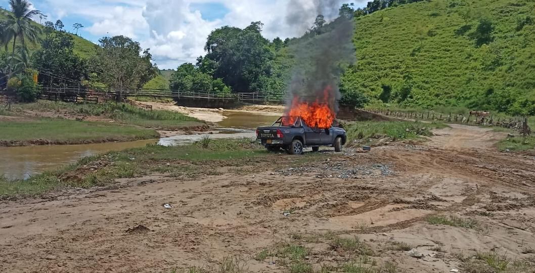 Incinerado vehículo en el que se transportaban personas retenidas en Antioquia. Foto: Cortesía