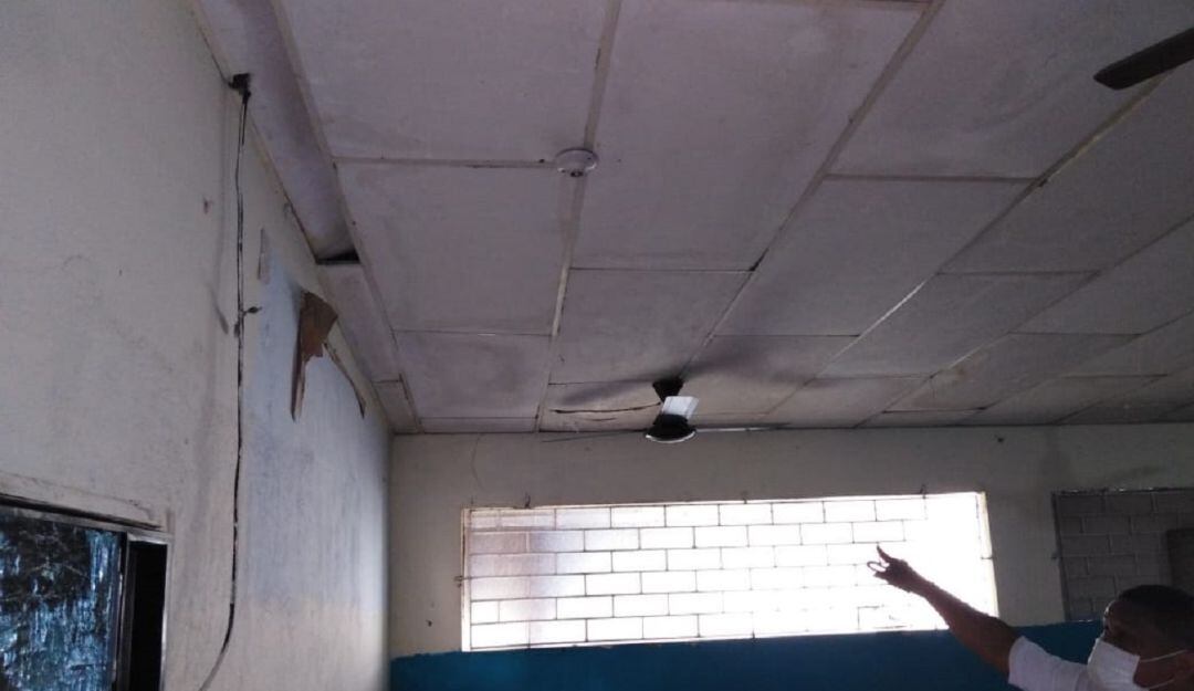 Padres de familia señalan que en este plantel no hay condiciones para una buena educación