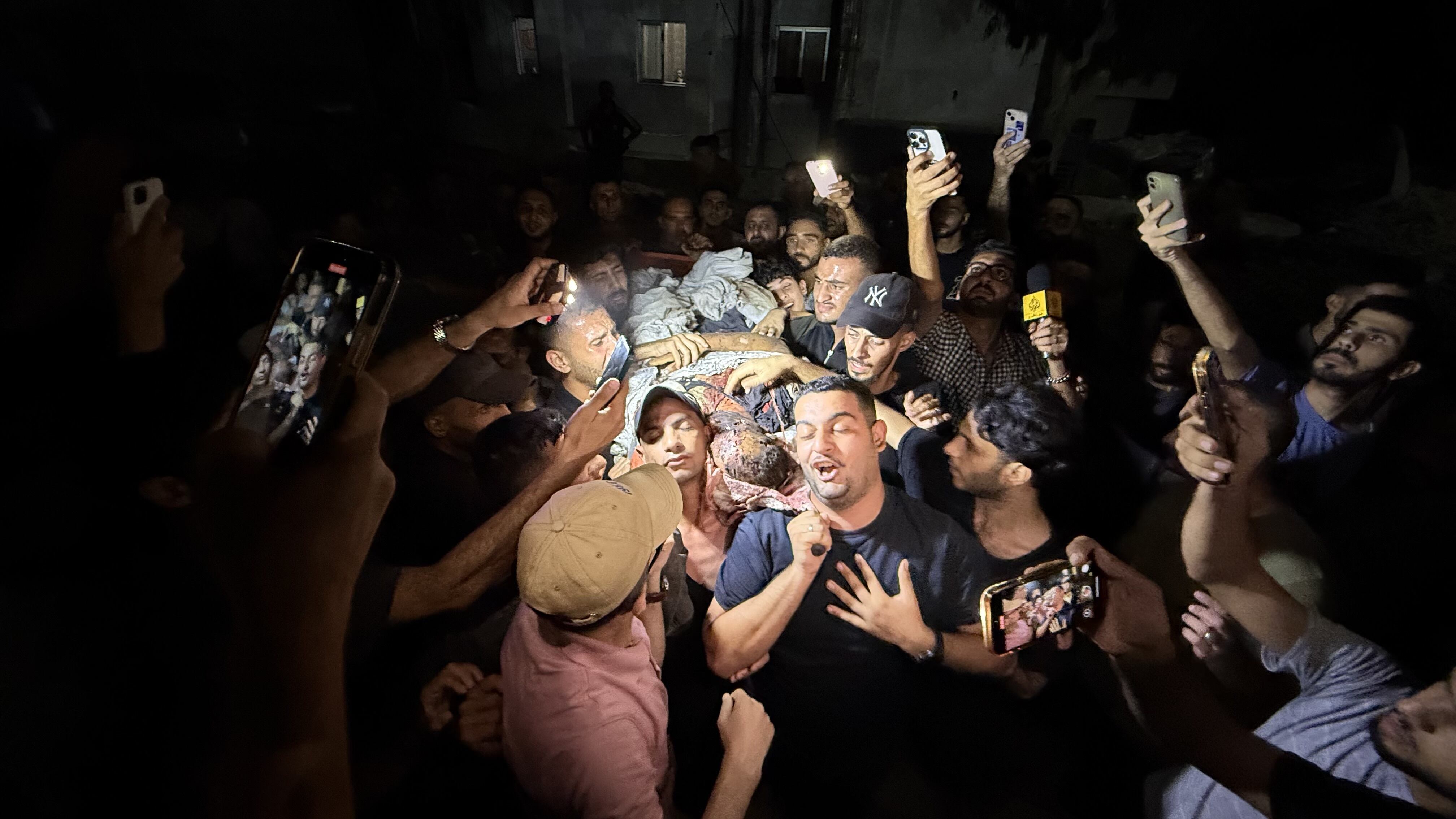 Palestinos cargan el cuerpo de Anas al-Sharif, corresponsal en Gaza de la cadena de televisión catarí Al Jazeera, quien murió en un ataque del ejército israelí contra una tienda de campaña de periodistas cerca del Hospital Al-Shifa en la Franja de Gaza el 11 de agosto de 2025. (Foto de Ayman Majed Harb Alhisi/Anadolu vía Getty Images)