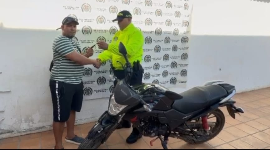 Policía devuelve motocicleta que había sido hurtada a su dueño en Mompox