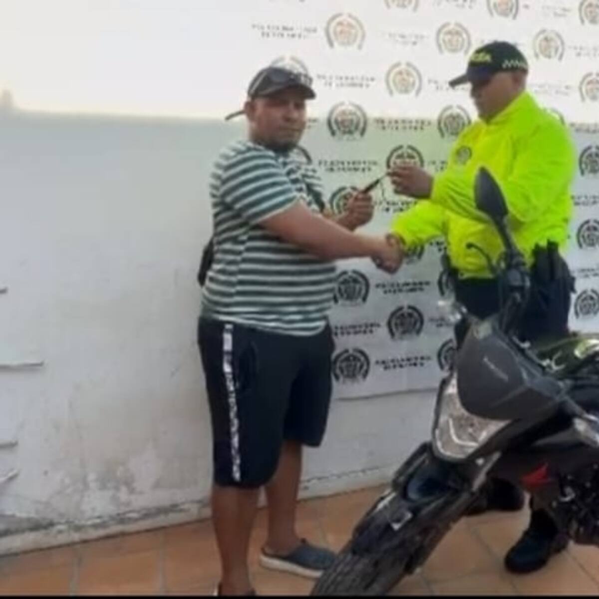 Policía devuelve motocicleta que había sido hurtada a su dueño en Mompox
