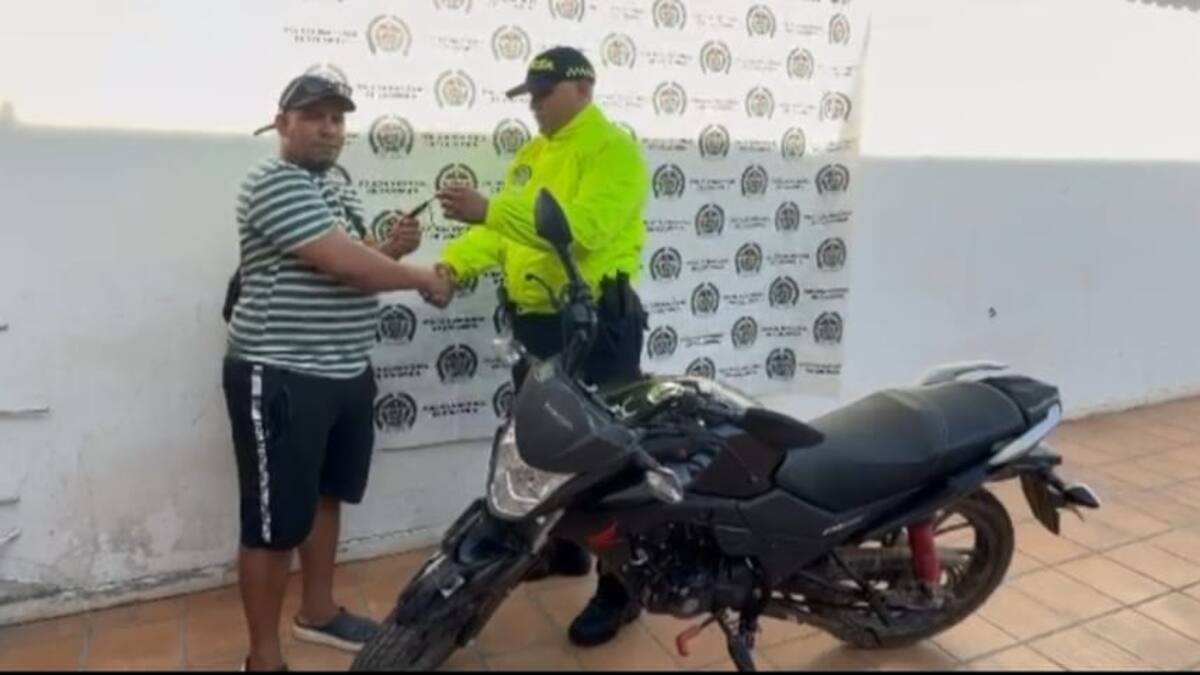 Policía devuelve motocicleta que había sido hurtada a su dueño en Mompox