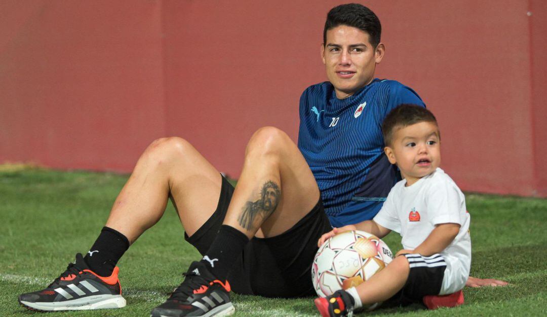 James Rodríguez y su hijo Samuel, en la práctica del Al-Rayyan.
