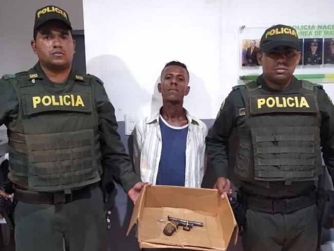 En Cartagena, capturan a presunto homicida cuando caminaba con un arma