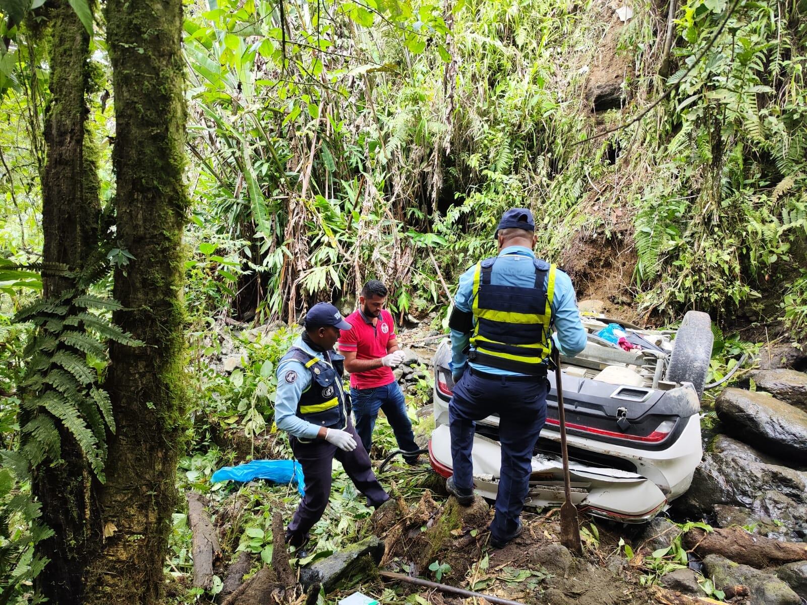 Carro accidentado en vía Quibdó-Medellín- foto cortesía