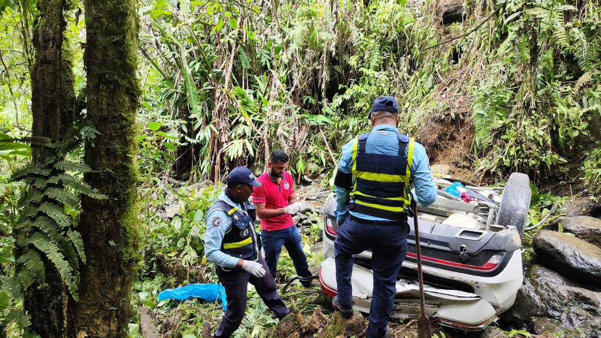 Un carro cayó a una quebrada y dos mujeres fallecieron en la vía Medellín -Quibdó