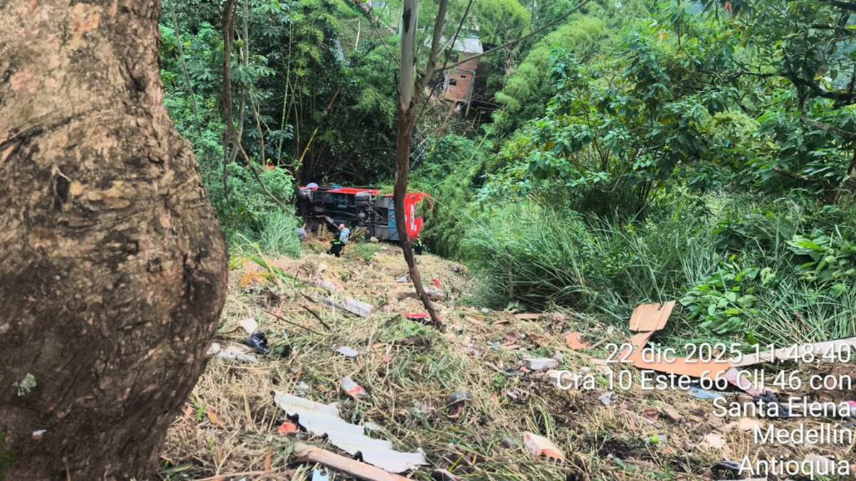 Un bus con 25 pasajeros chocó con un furgón, una casa y luego cayó a un abismo en Medellín