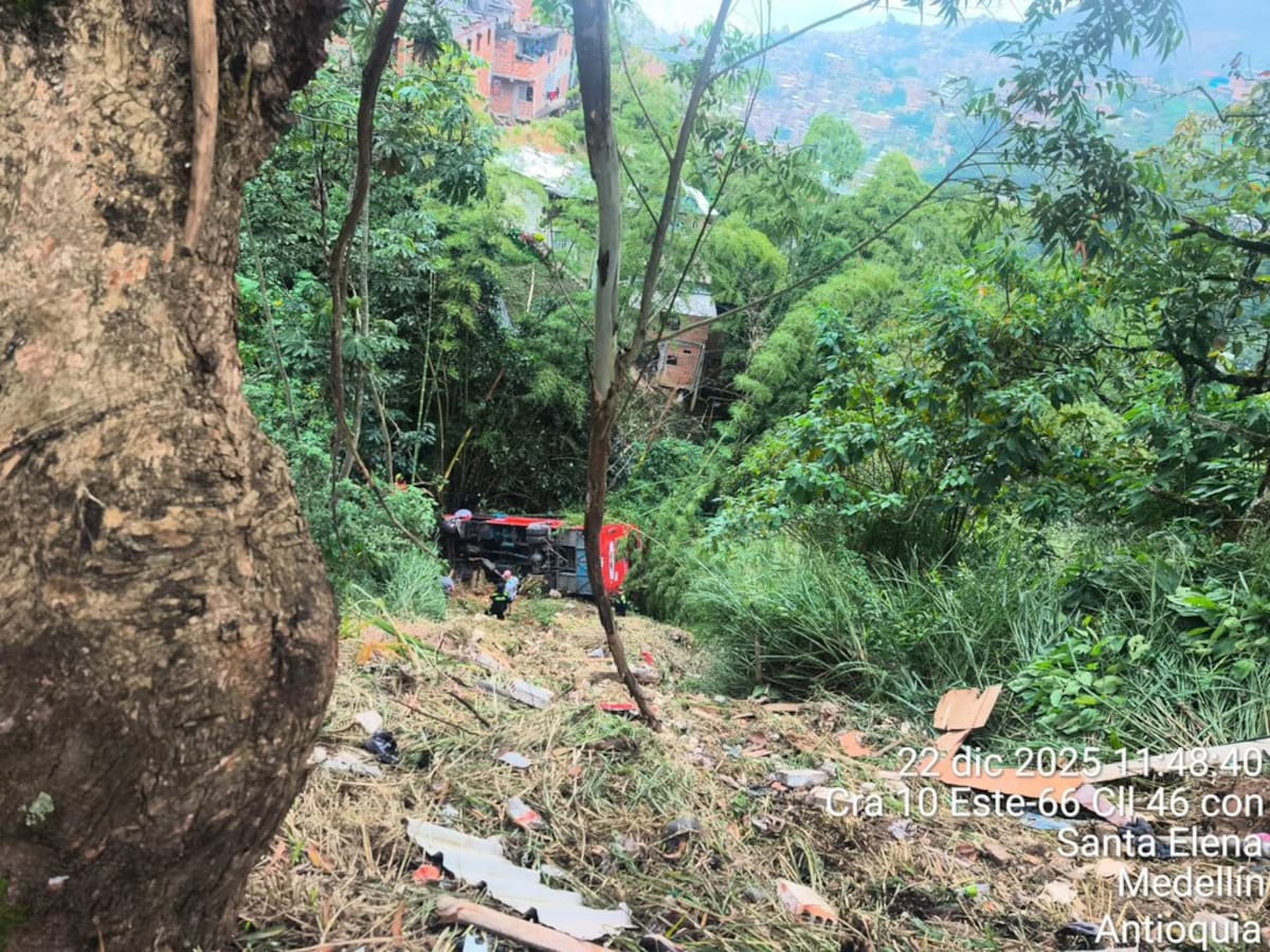Un bus con 25 pasajeros chocó con un furgón, una casa y luego cayó a un abismo en Medellín