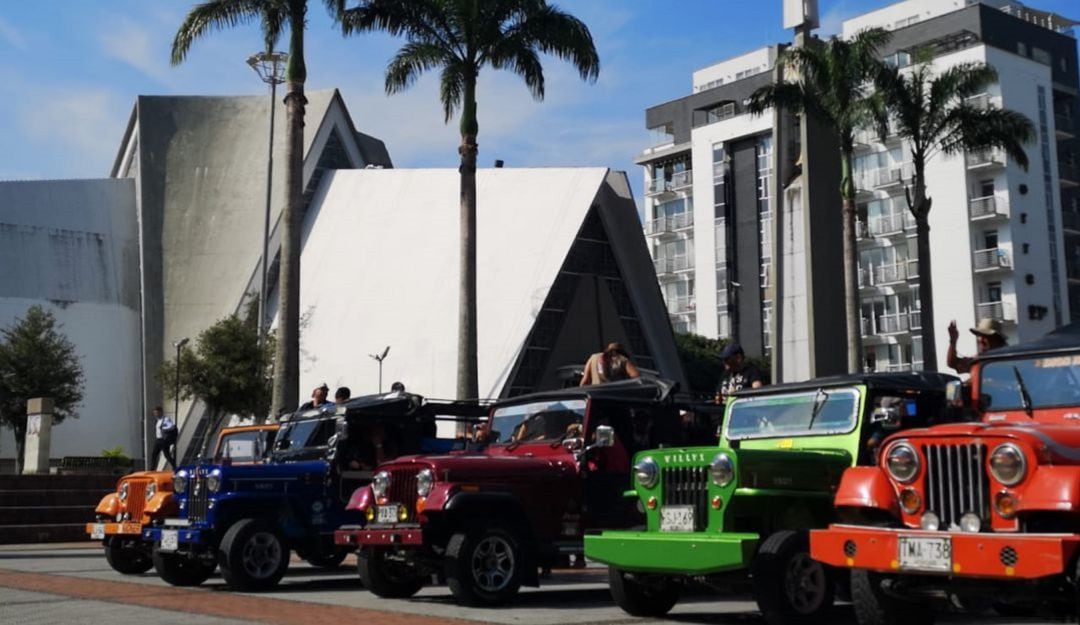 Jeep Willys en la plaza de Bolívar de Armenia 