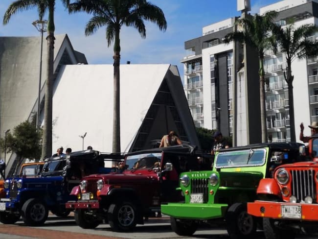 Jeep Willys en la plaza de Bolívar de Armenia