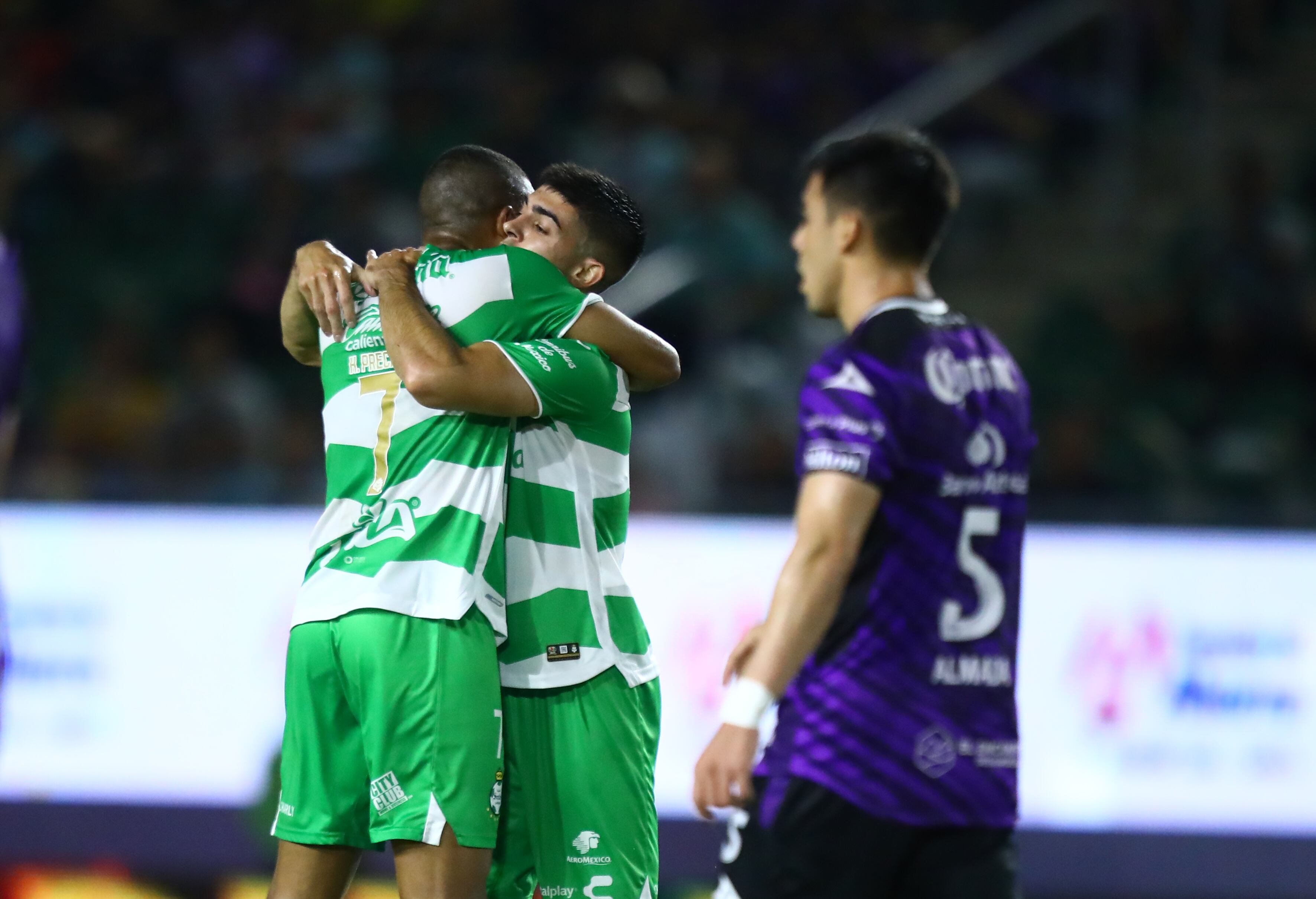 Harold Preciado festeja su gol ante Mazatlán. (Photo by Sergio Mejia/Getty Images)