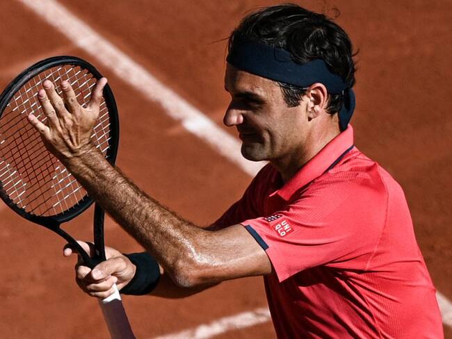 Roger Federer aplaude a los aficionados presentes en la Philippe Chatrier