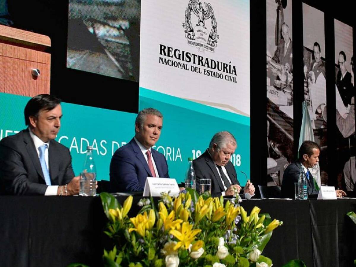 Duque pide acabar efectivo en campañas en medio de escándalo por Petrovideo