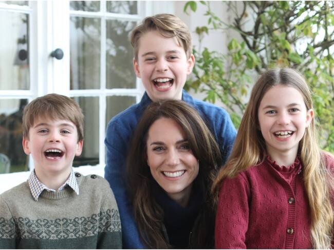 Foto compartida por la monarquía en la que se ve a Kate Middleton junto a sus hijos. (Foto: @KensingtonRoyal )