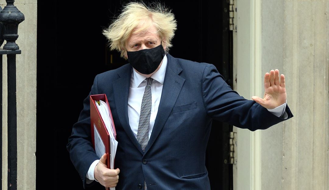 El primer ministro Boris Johnson tras una reunión sobre coronavirus 