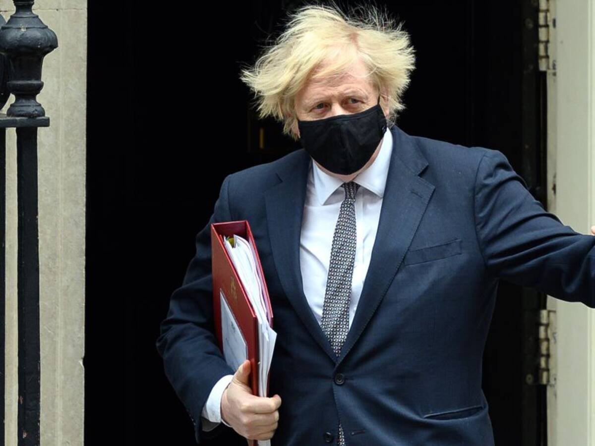 Inglaterra avanza en desconfinamiento con reuniones y deporte al aire libre