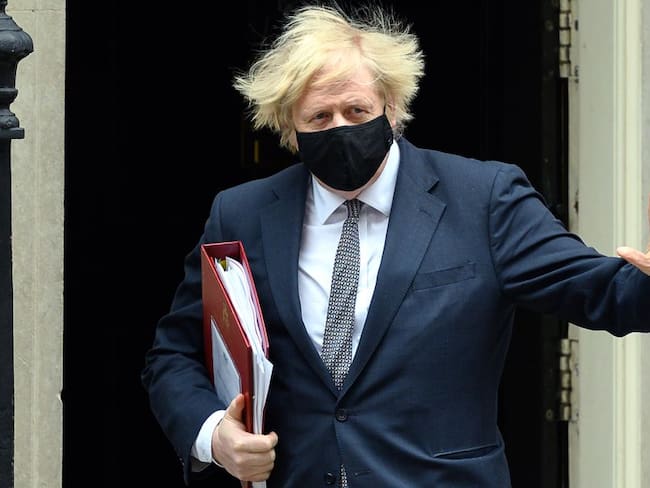 El primer ministro Boris Johnson tras una reunión sobre coronavirus 