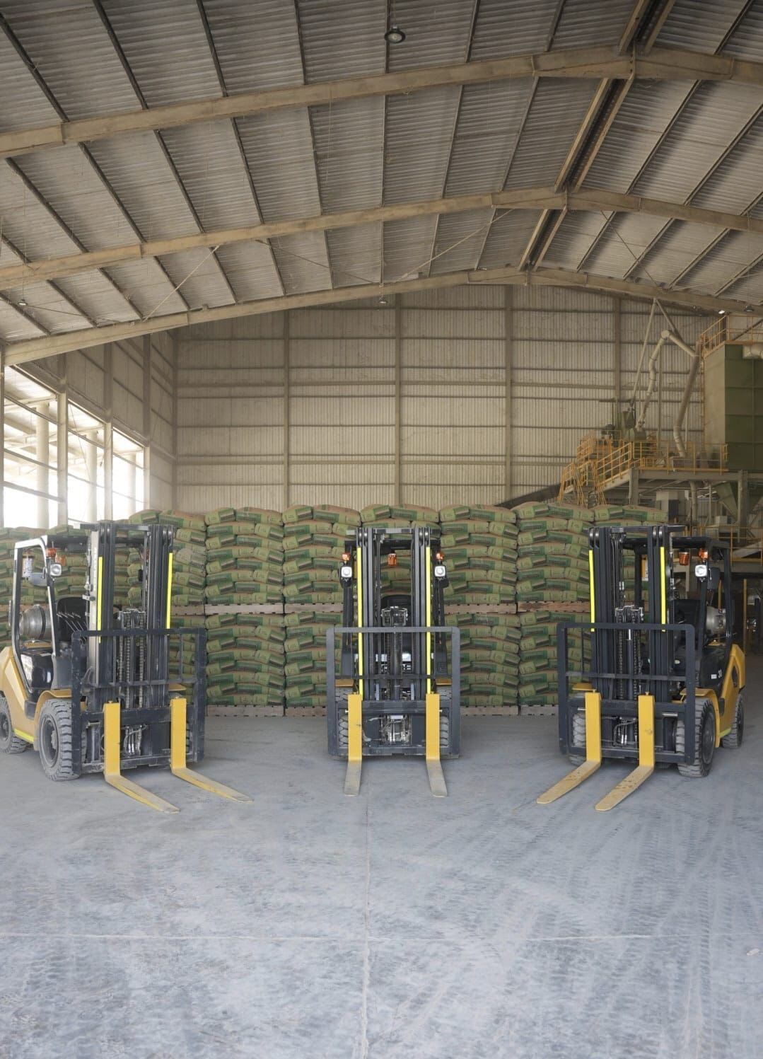 Cemento País optimiza su logística con la adquisición de nuevos montacargas