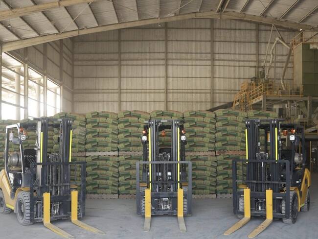 Cemento País optimiza su logística con la adquisición de nuevos montacargas