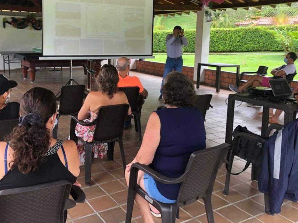 Capacitan a comunidades en zona de influencia ante amenaza volcánica