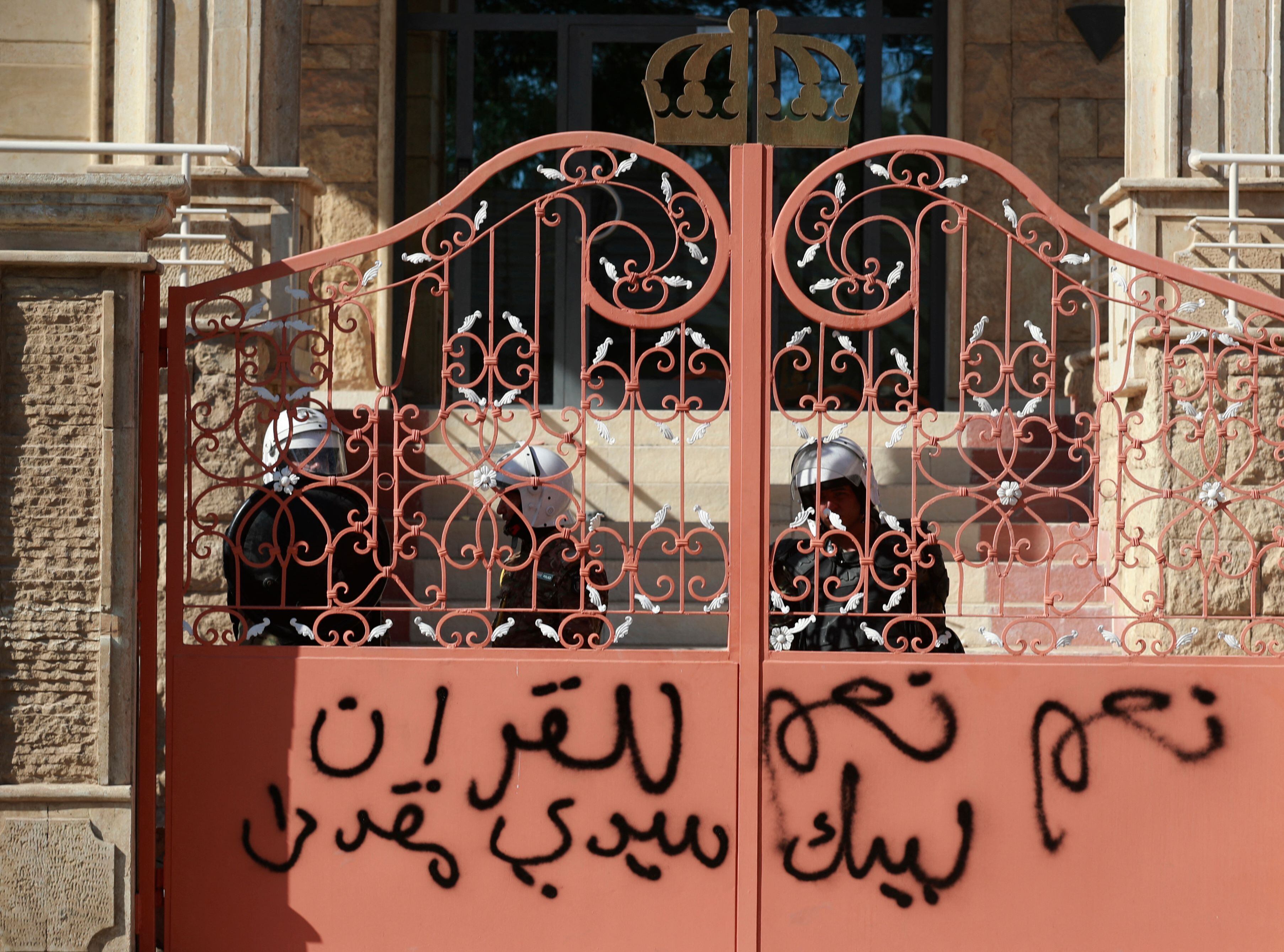 Fuerzas de seguridad iraquíes retoman el control en la embajada de Suecia en Bagdad tras una incursión de manifestantes.
(Foto:    AHMAD AL-RUBAYE/AFP via Getty Images)