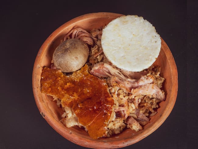 Lechona con arroz, cerdo, papa y arepa (Getty Images)