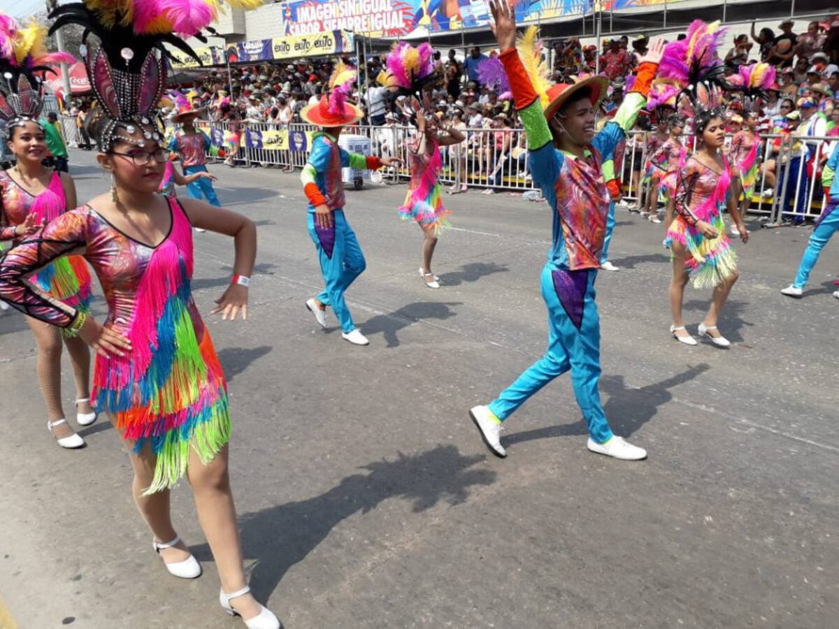 Varias comparsas también hicieron bailar a los asistentes a la Batalla de Flores