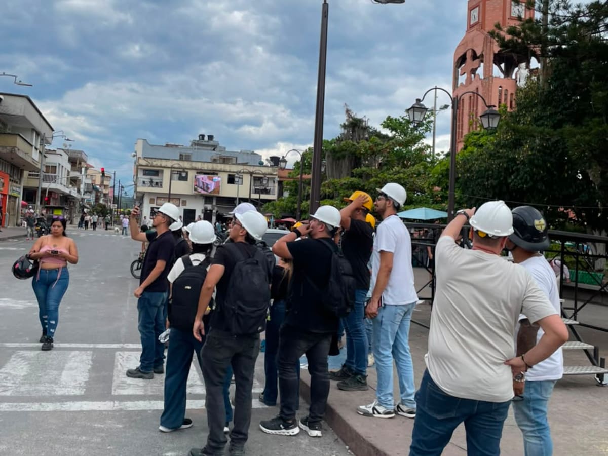Estudiantes y docentes de la Gran Colombia Armenia visitan edificaciones afectadas por terremoto