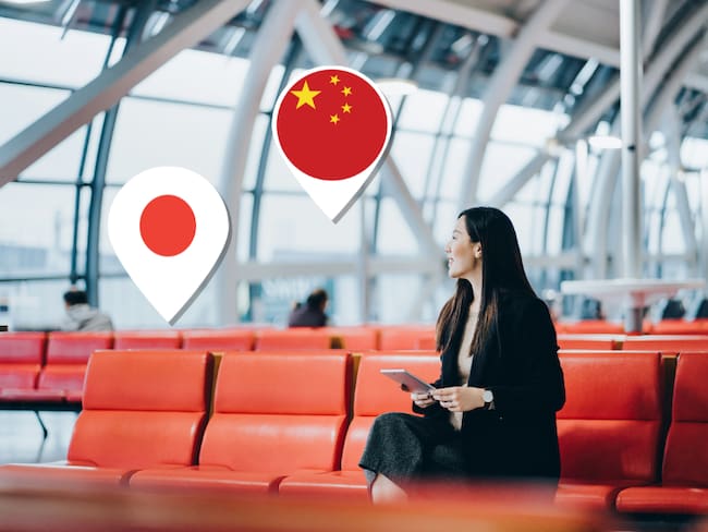 Mujer en el aeropuerto esperando el avión / Bandera de Japón y China (Getty Images)