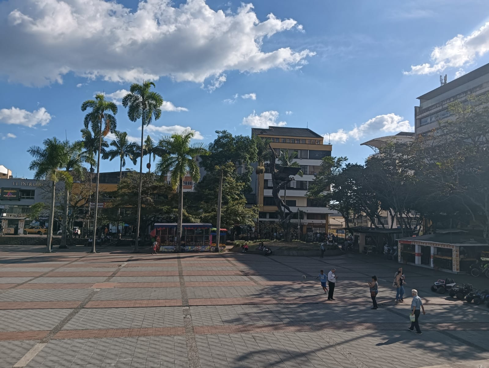 Días de cielo azul y al fondo la plaza de Bolívar de Armenia. Foto: Adrián Trejos