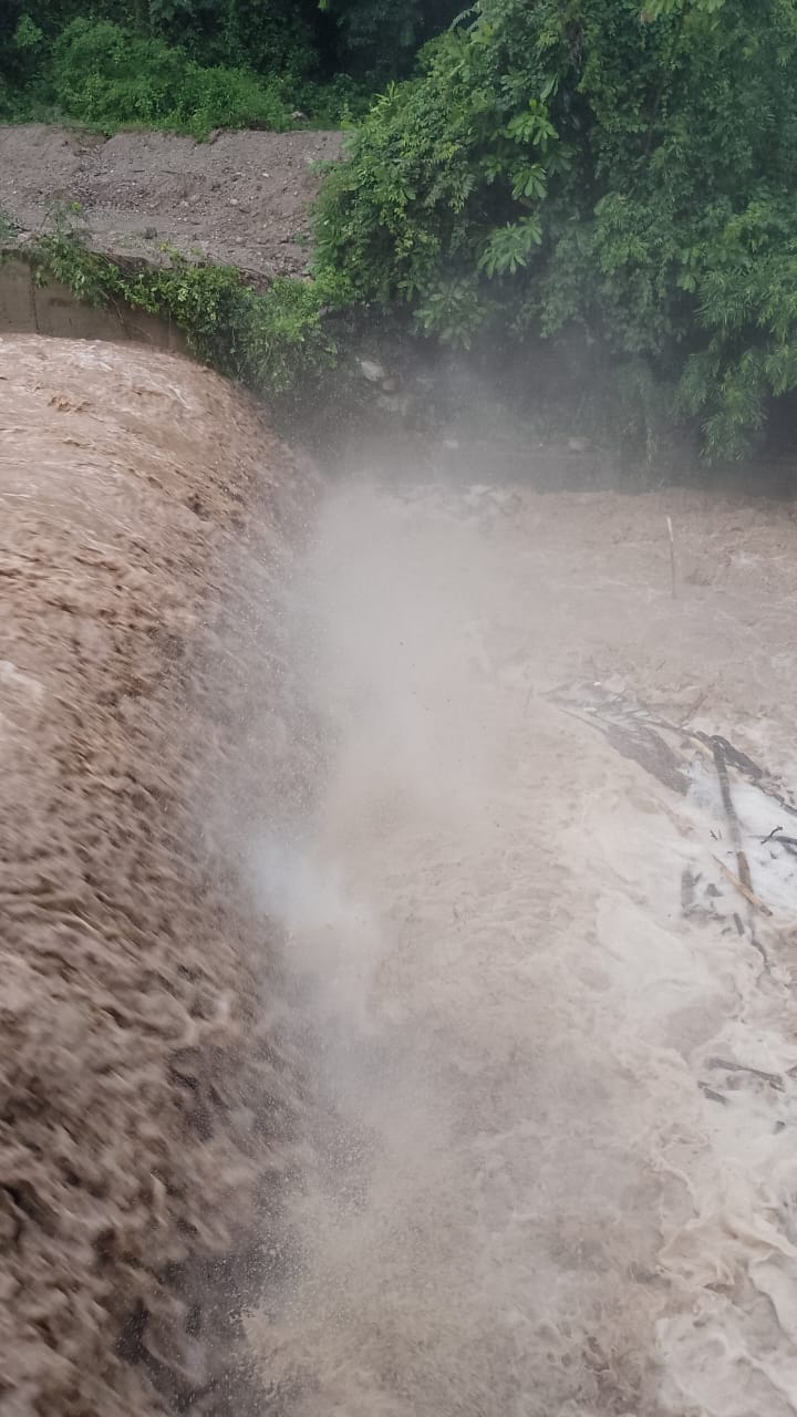 Los bomberos recorren las calles cercanas al río . Foto EPN Neiva.