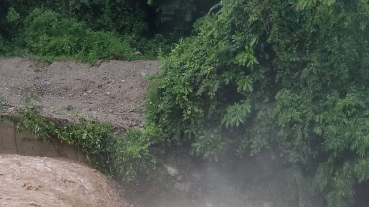 Bomberos de Neiva mantienen monitoreo constante del río La Ceiba, ante creciente súbita