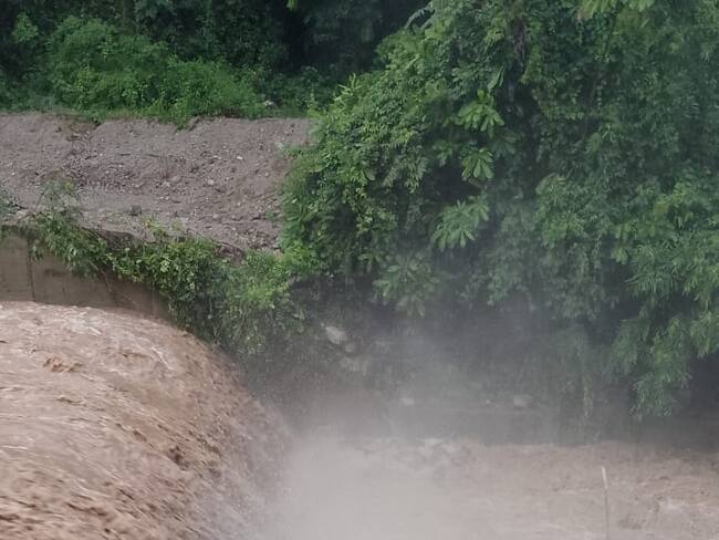 Los bomberos recorren las calles cercanas al río . Foto EPN Neiva.