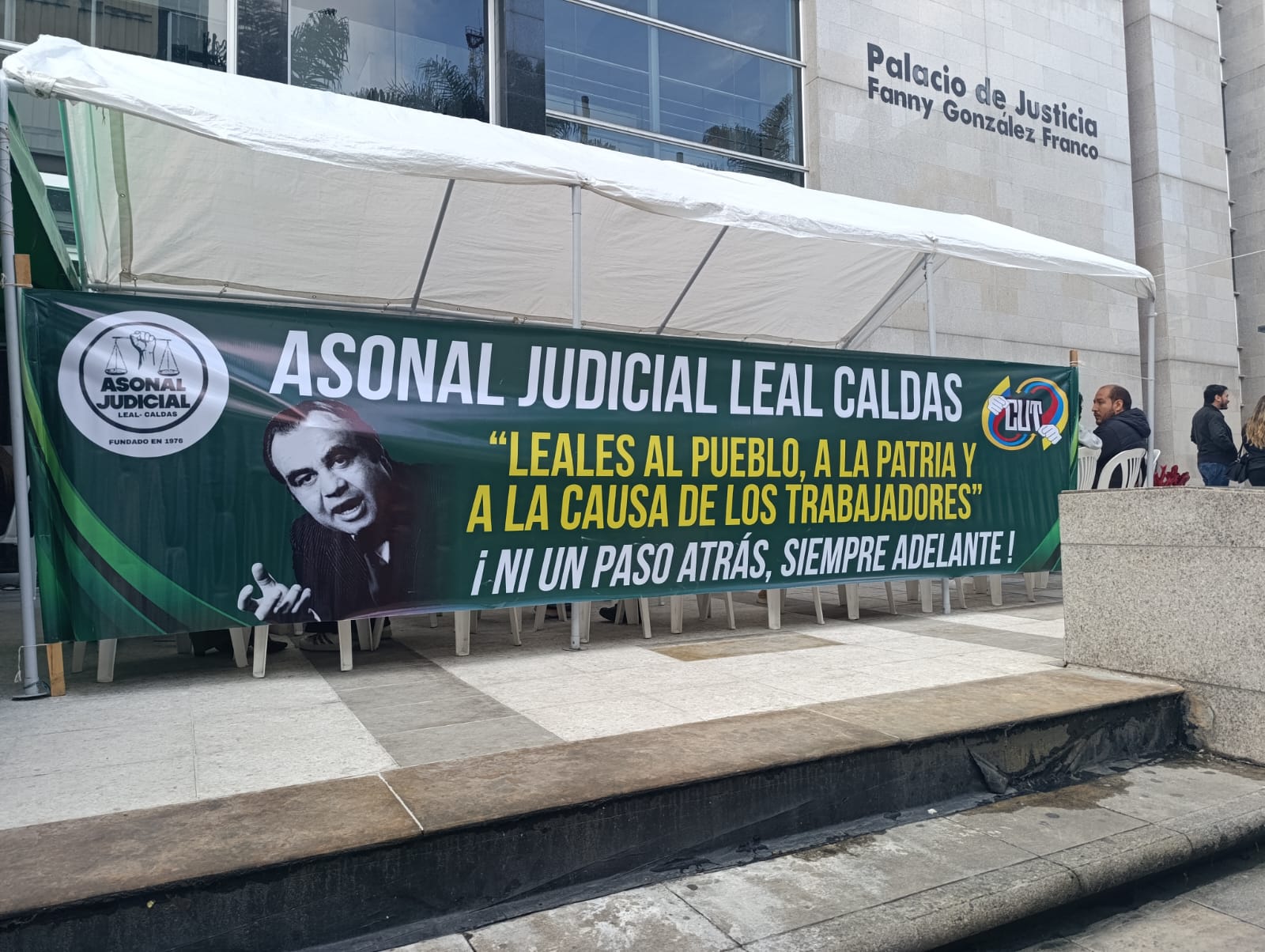 Paro judicial a las afueras del Palacio de Justicia en Manizales.