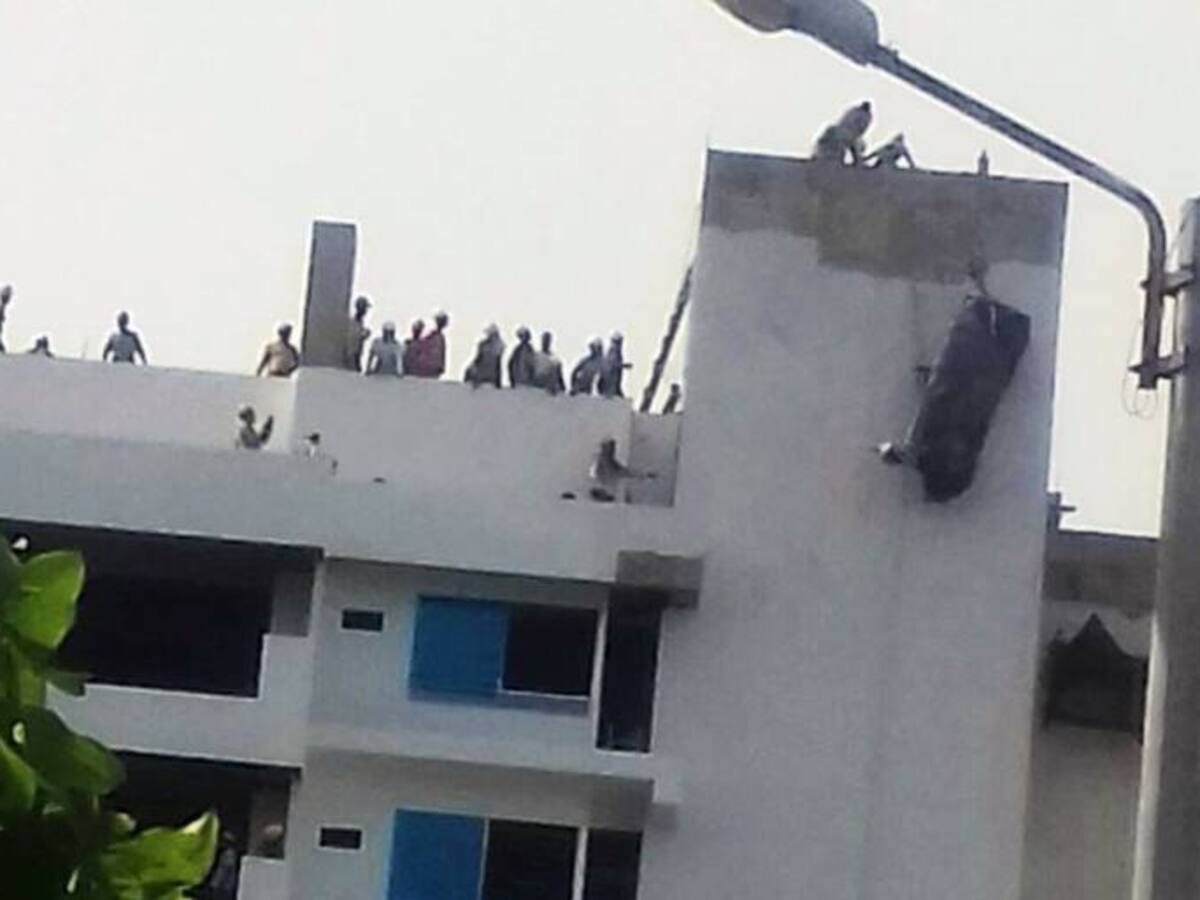 Obreros se salvan de caer de un andamio en un edificio en el norte de Cartagena