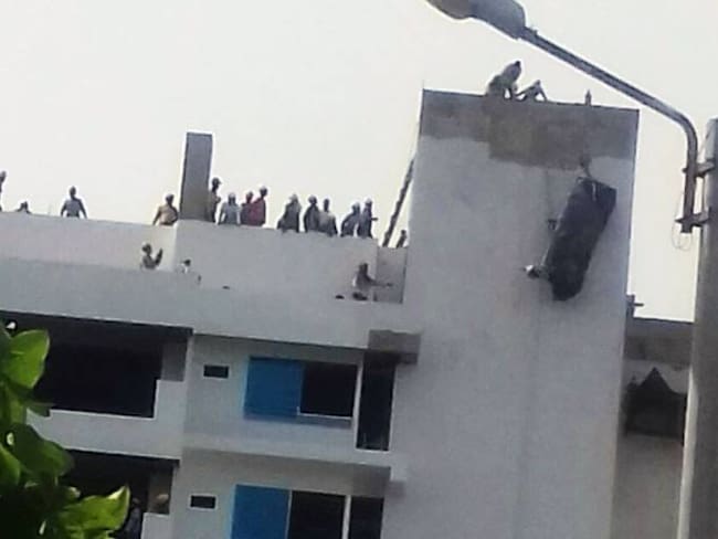 Obreros se salvan de caer de un andamio en un edificio en el norte de Cartagena