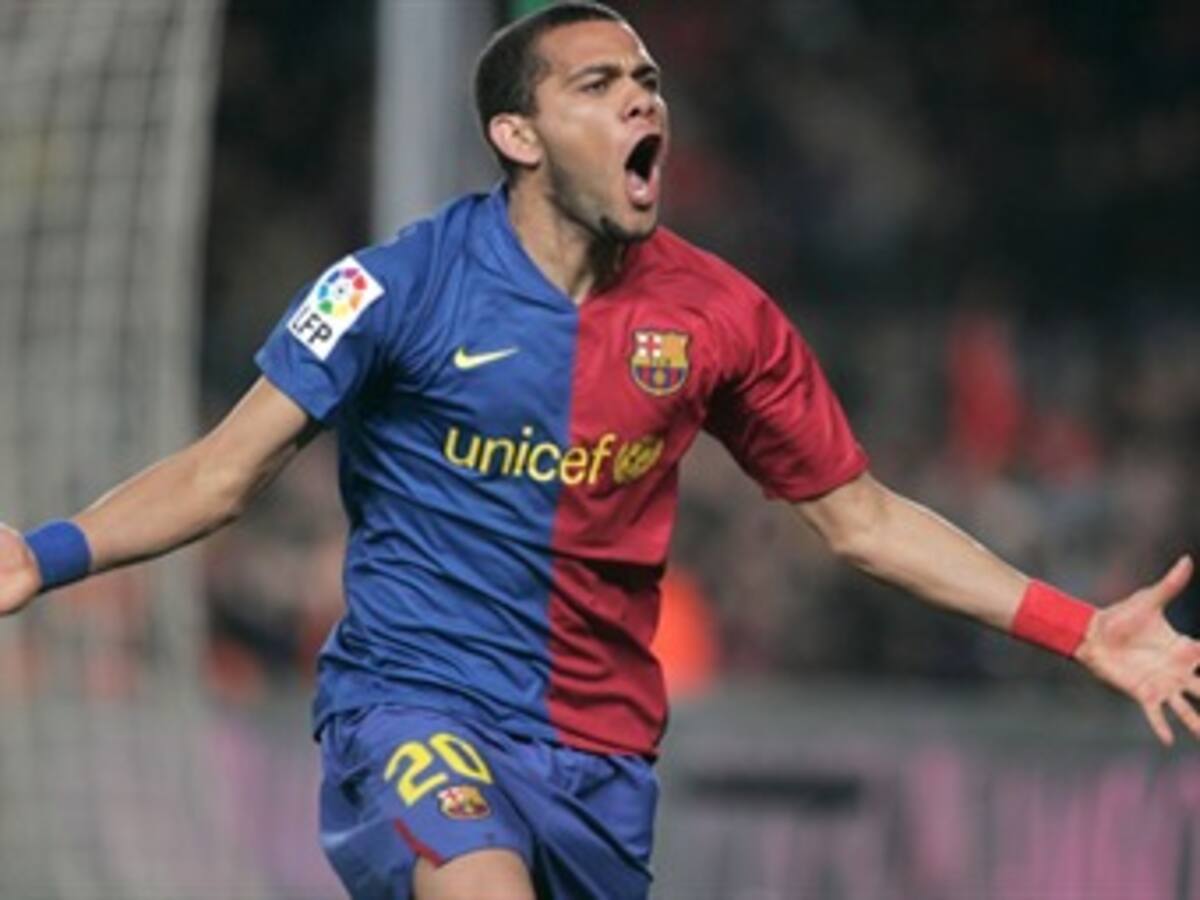 Dani Alves renovó contrato con Barcelona hasta 2015