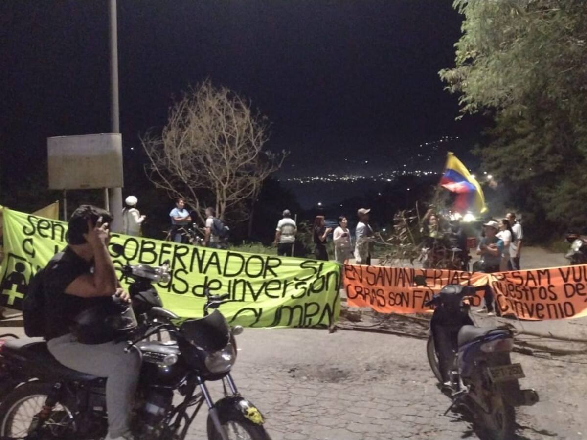 Persiste una protesta que no permite el paso por el anillo vial en Bucaramanga