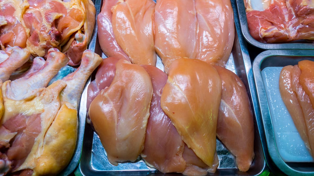¿Alguna vez ha visto carne de pollo amarilla? No se asuste, le contamos la diferencia