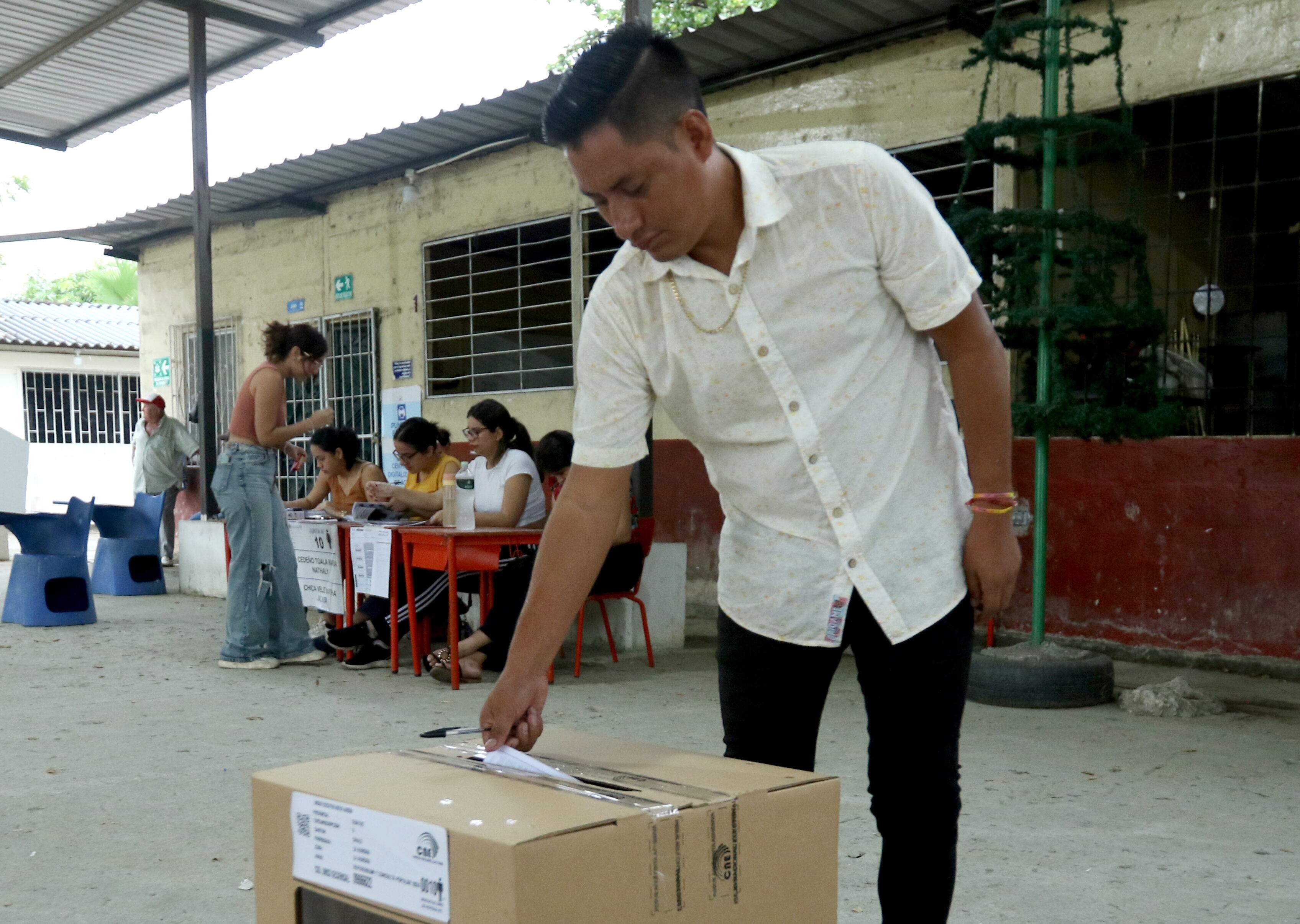 QUI01. GUAYAQUIL (ECUADOR) 21/04/2024.- Ciudadanos ecuatorianos se acercan a sufragar por el referéndum durante la jornada de este domingo en Guayaquil (Ecuador). EFE/Jonathan Miranda