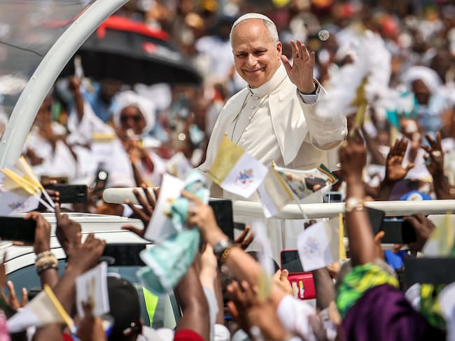 Papa Leon XIV waves to the crowd from the Popemobile as he arrives to lead the Holy Mass at the area in front of Japoma Stadium in Douala on the fifth day of an 11-day apostolic journey to Africa, on April 17, 2026. (Photo by Daniel Beloumou Olomo / AFP)