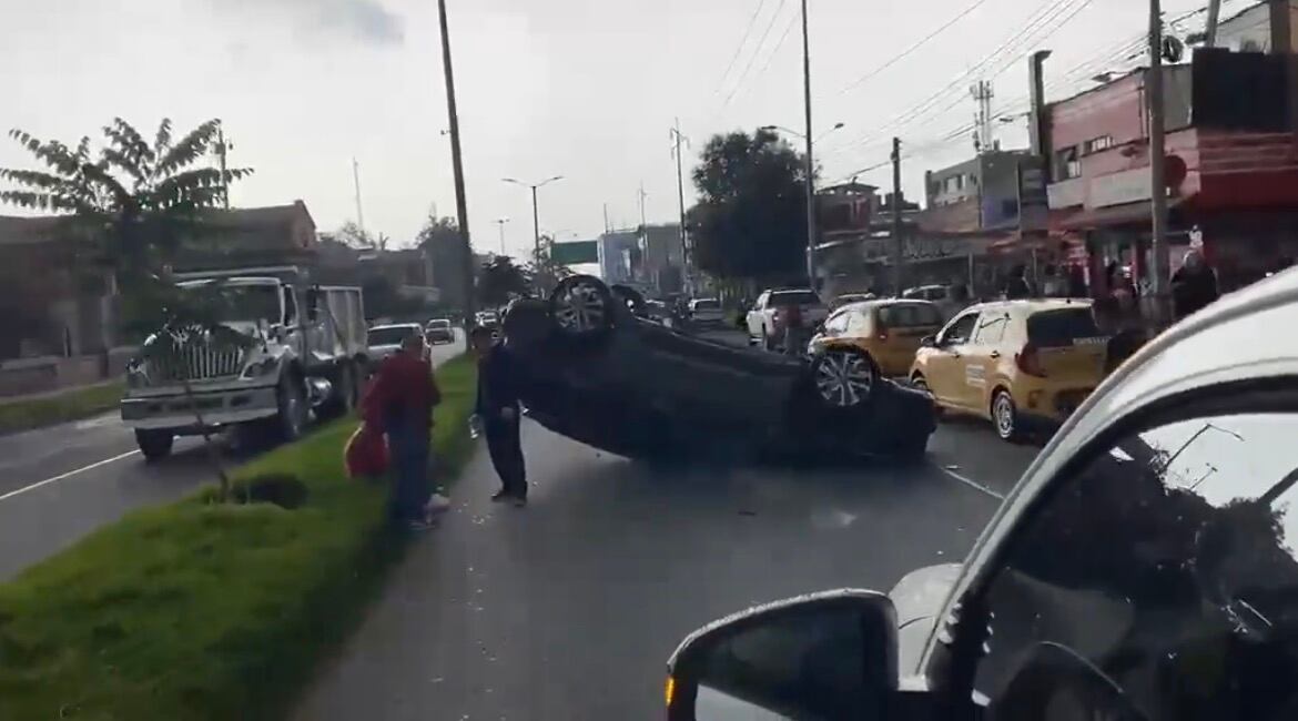 Vehículo volcado sobre la calle 63 genera afectación a la movilidad: ¿qué pasó?