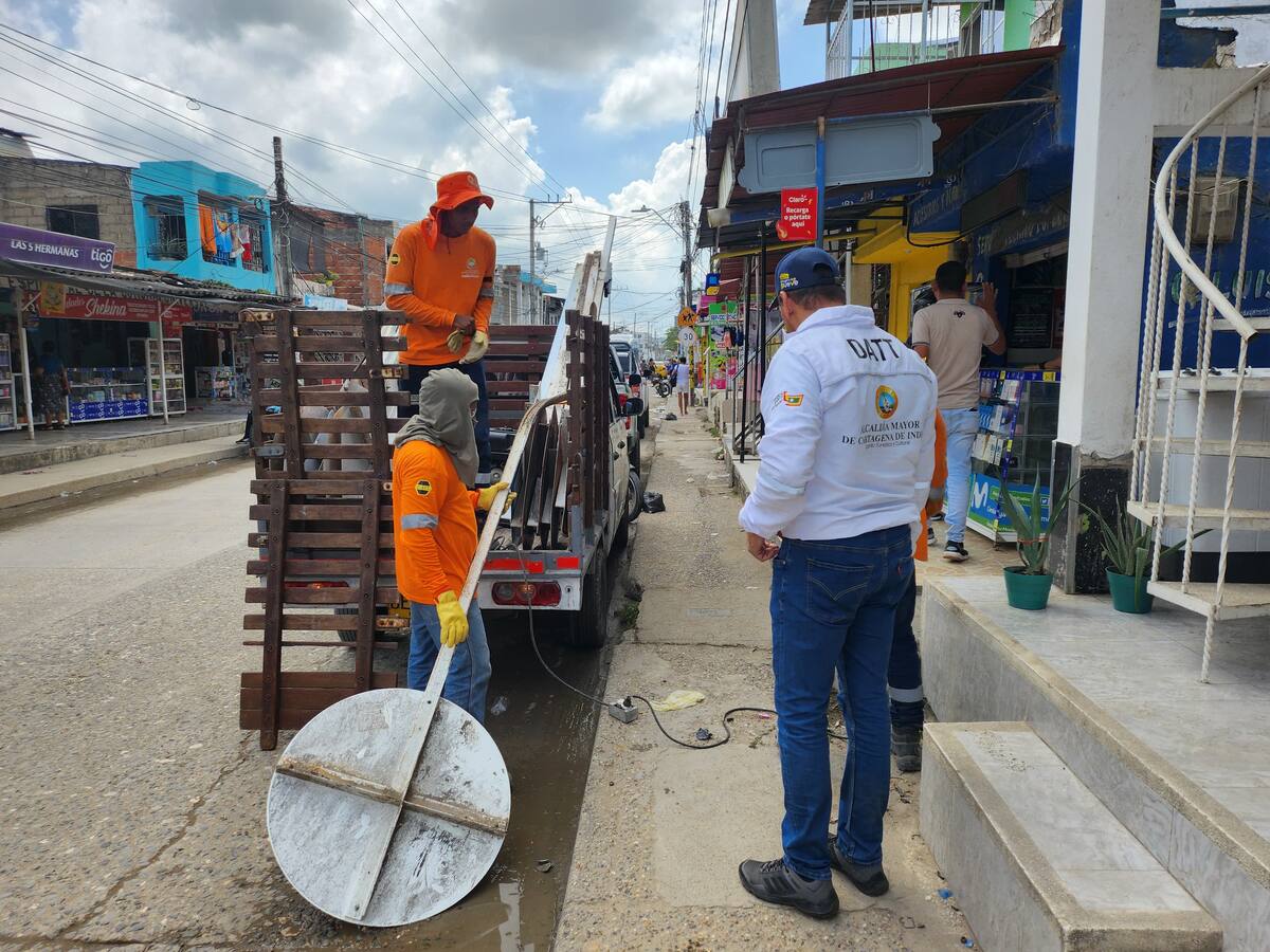 Retiran señales de tránsito por cambios viales en el barrio El Pozón
