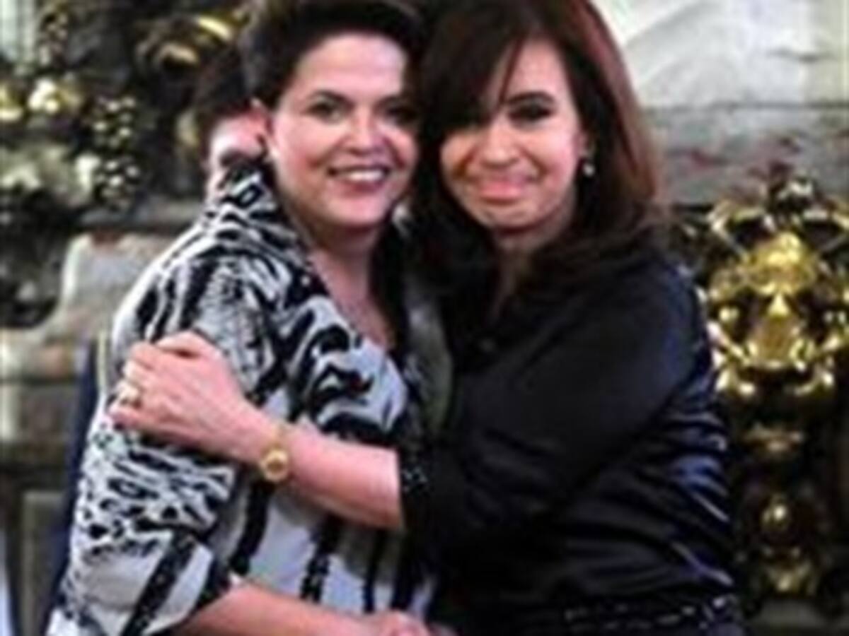 Rousseff firma paquete de acuerdos en su primera visita a Argentina