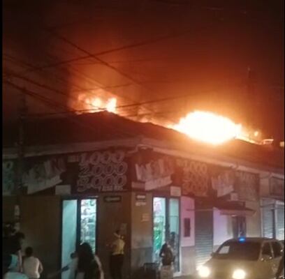 Incendio comercial en Piedecuesta