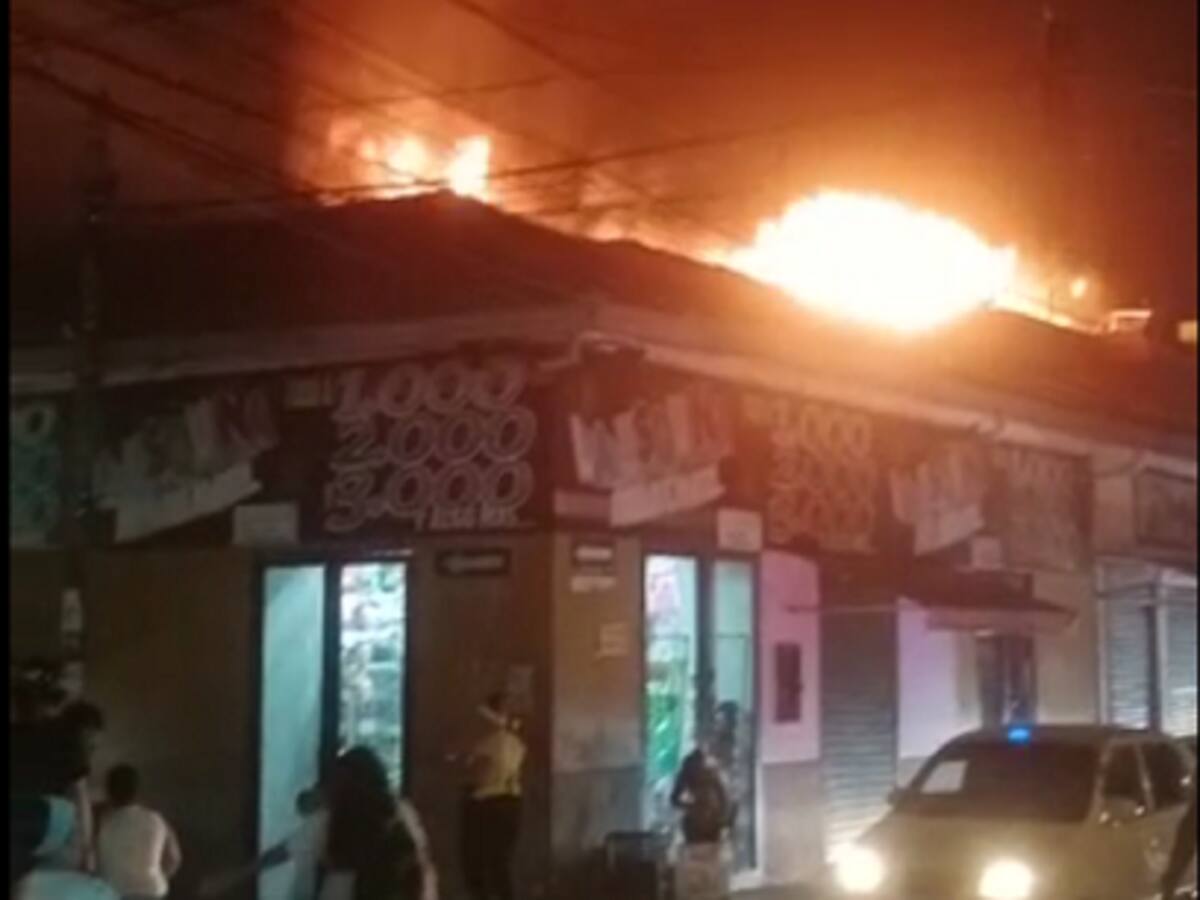 Voraz incendio acabó con un centro comercial de Piedecuesta